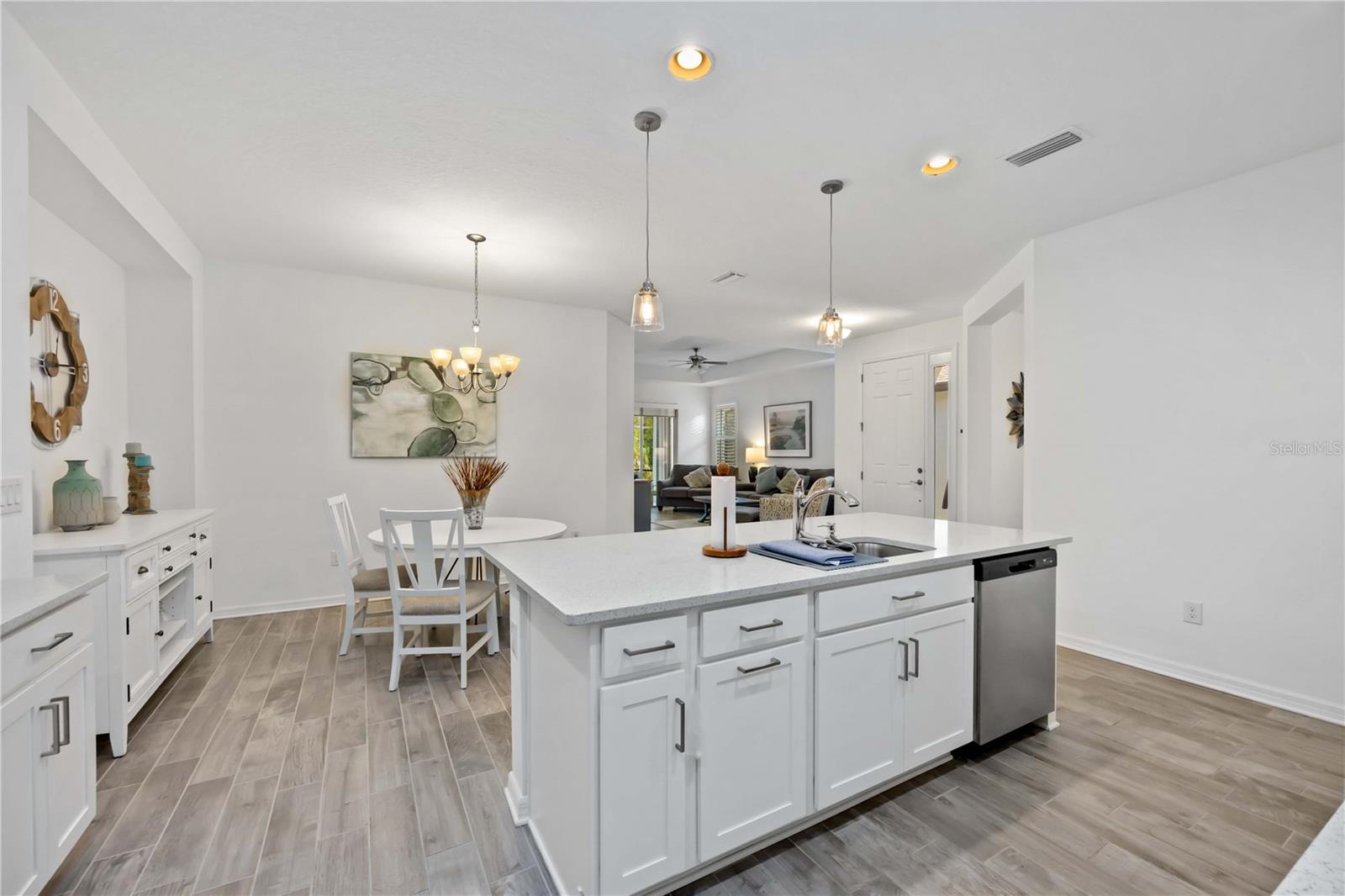 6081 AMBERLY DR — photo 4