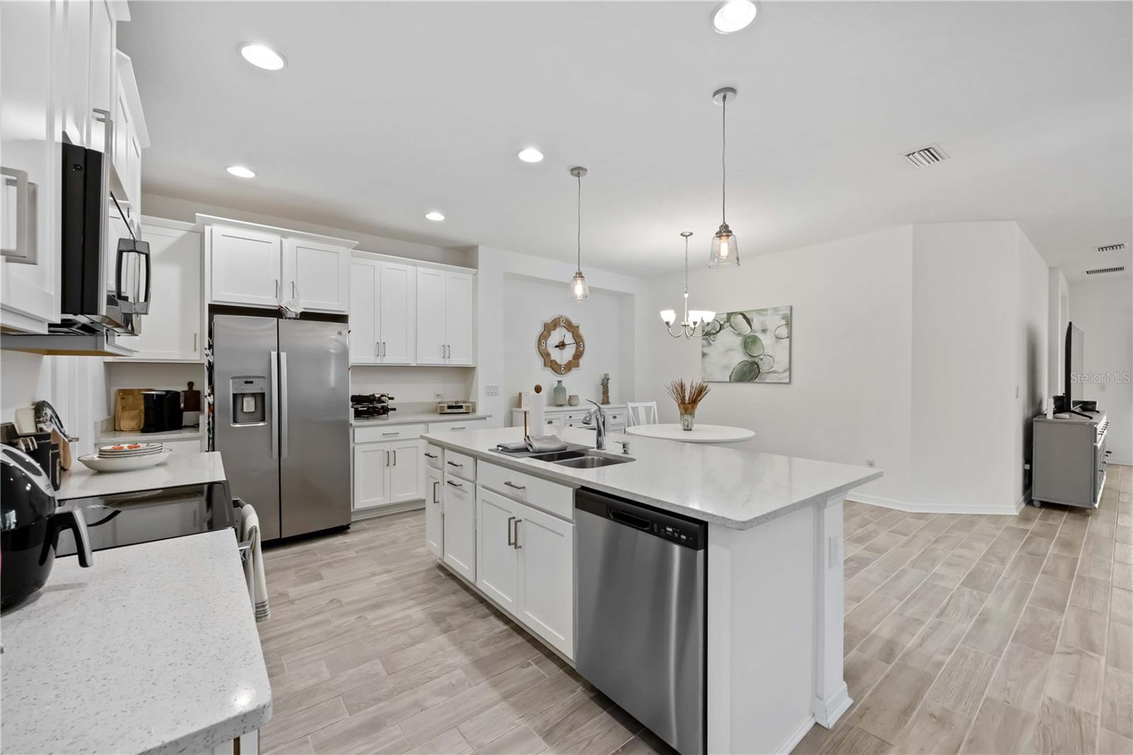 6081 AMBERLY DR — photo 3