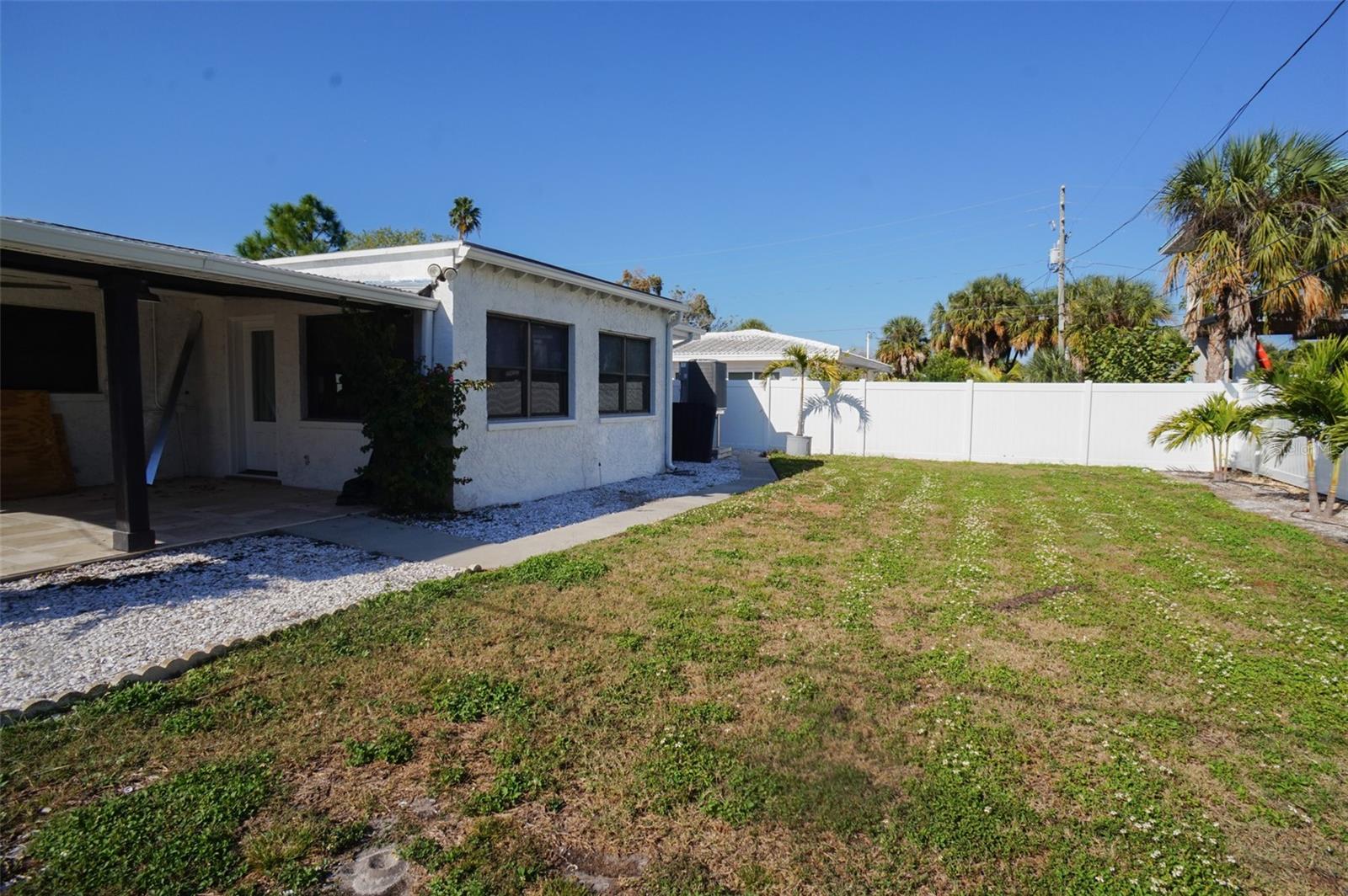929 LANTANA AVE — photo 34