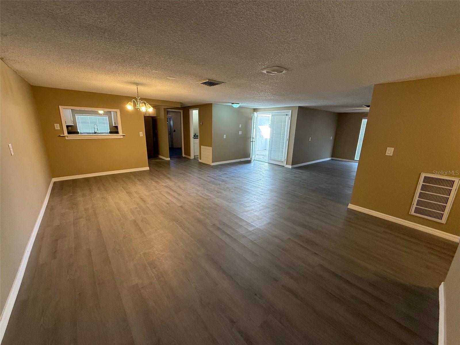 6104 SEABREEZE DR — photo 4