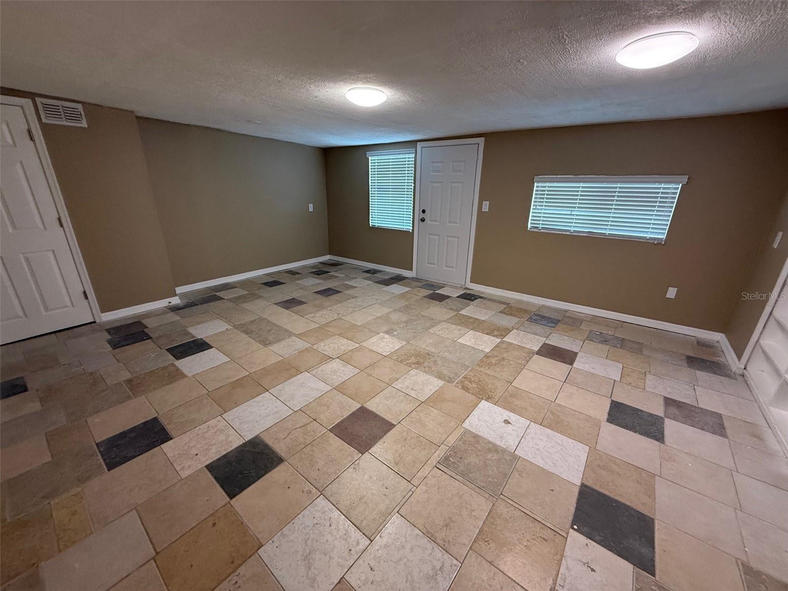 6104 SEABREEZE DR — photo 18