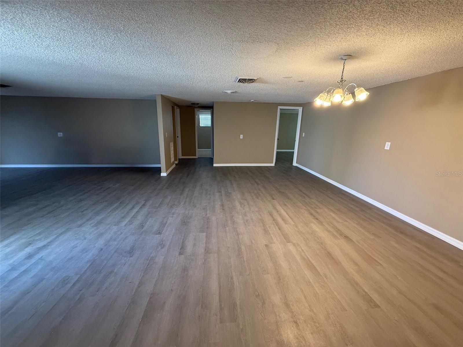 6104 SEABREEZE DR — photo 3