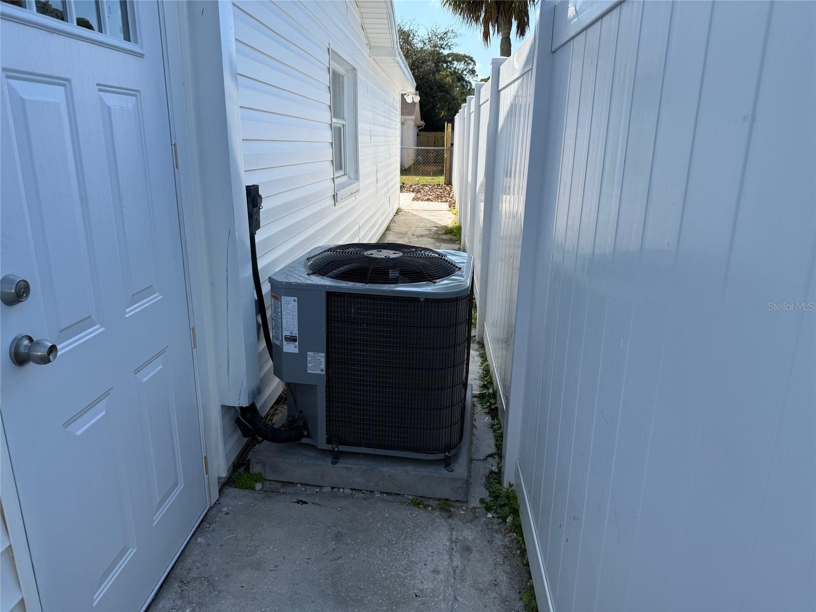 6104 SEABREEZE DR — photo 24