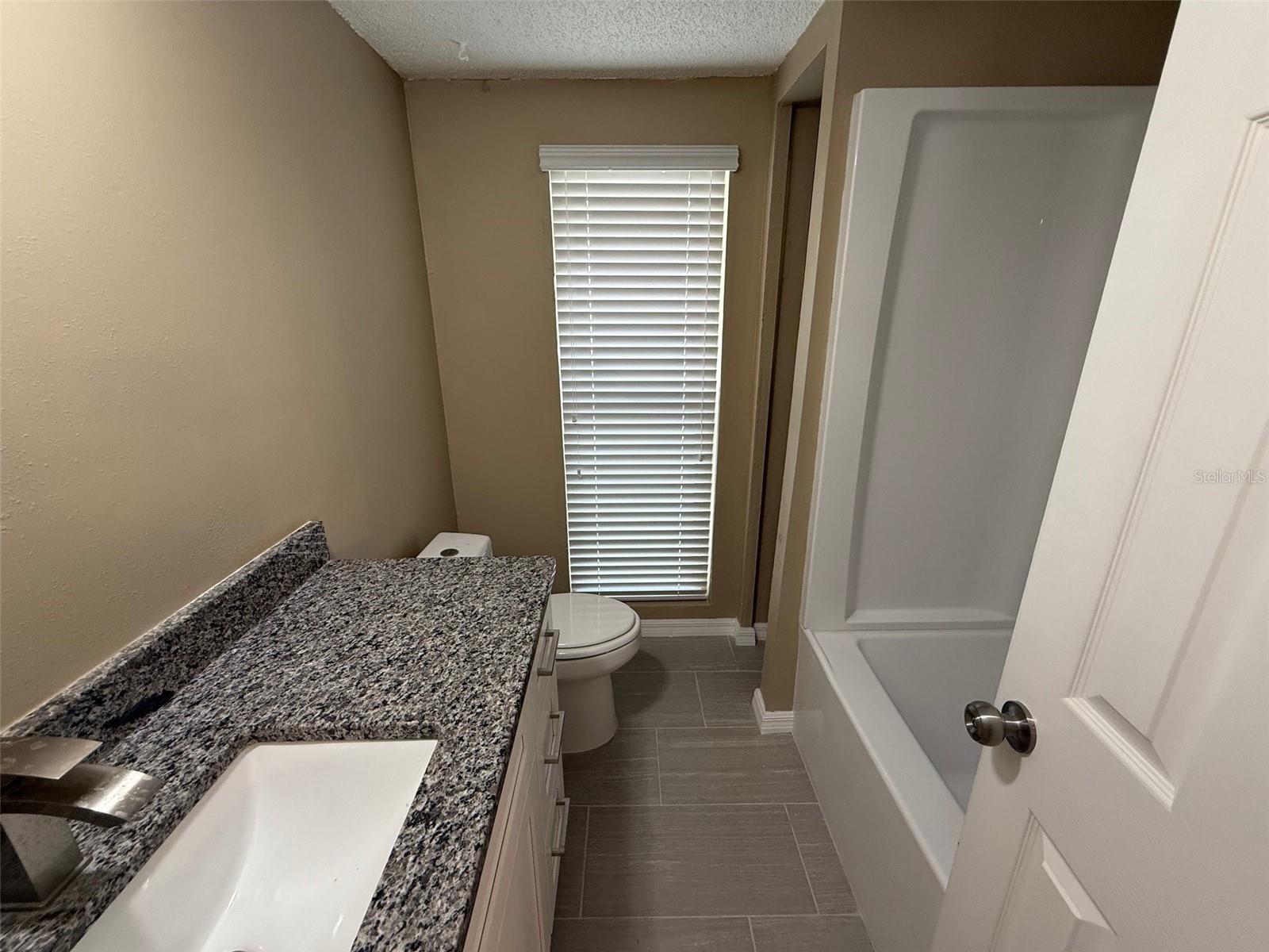6104 SEABREEZE DR — photo 16