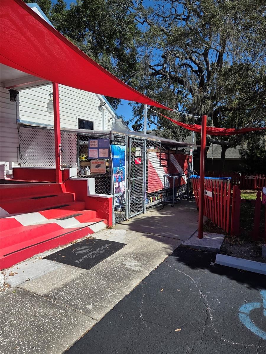 528 E TARPON AVE — photo 2