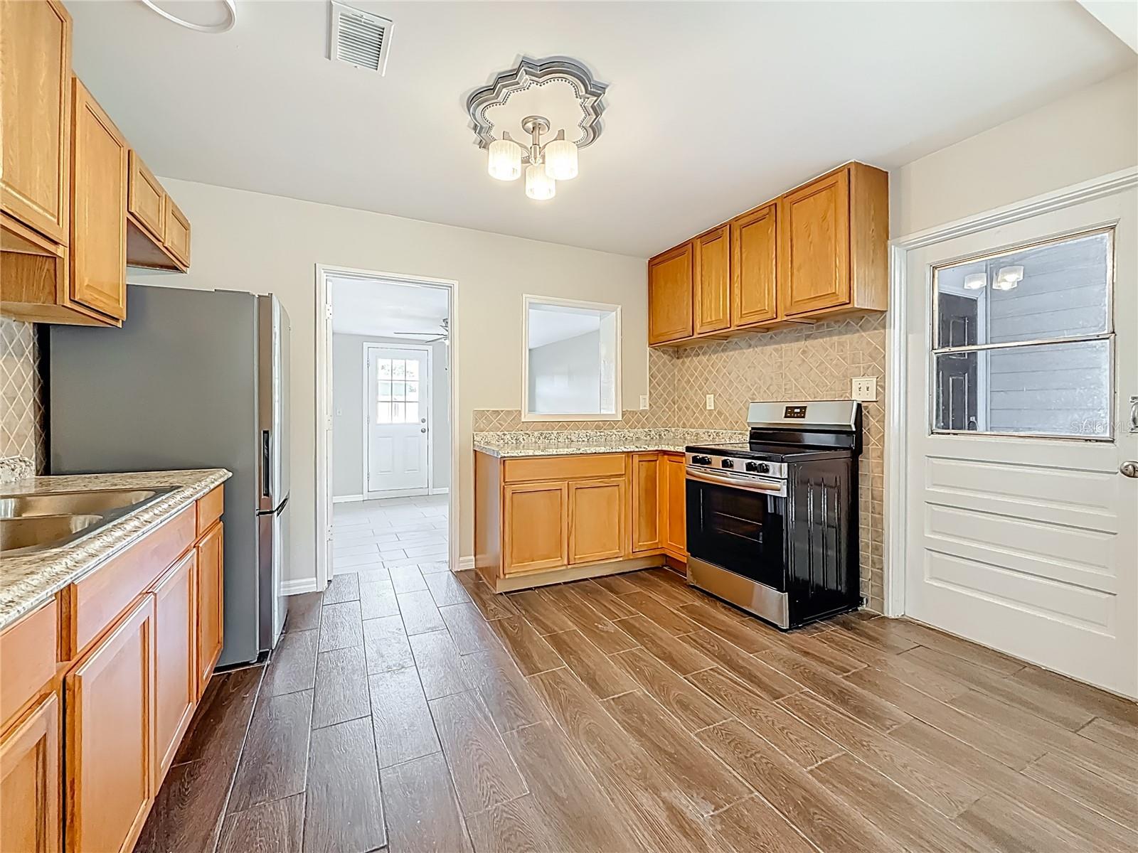 5051 AVERY RD — photo 3