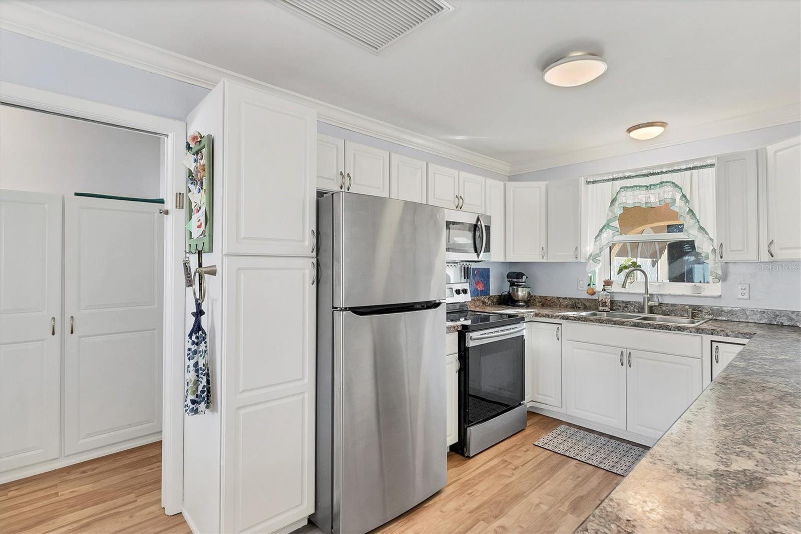 2745 ARROWHEAD RD — photo 8