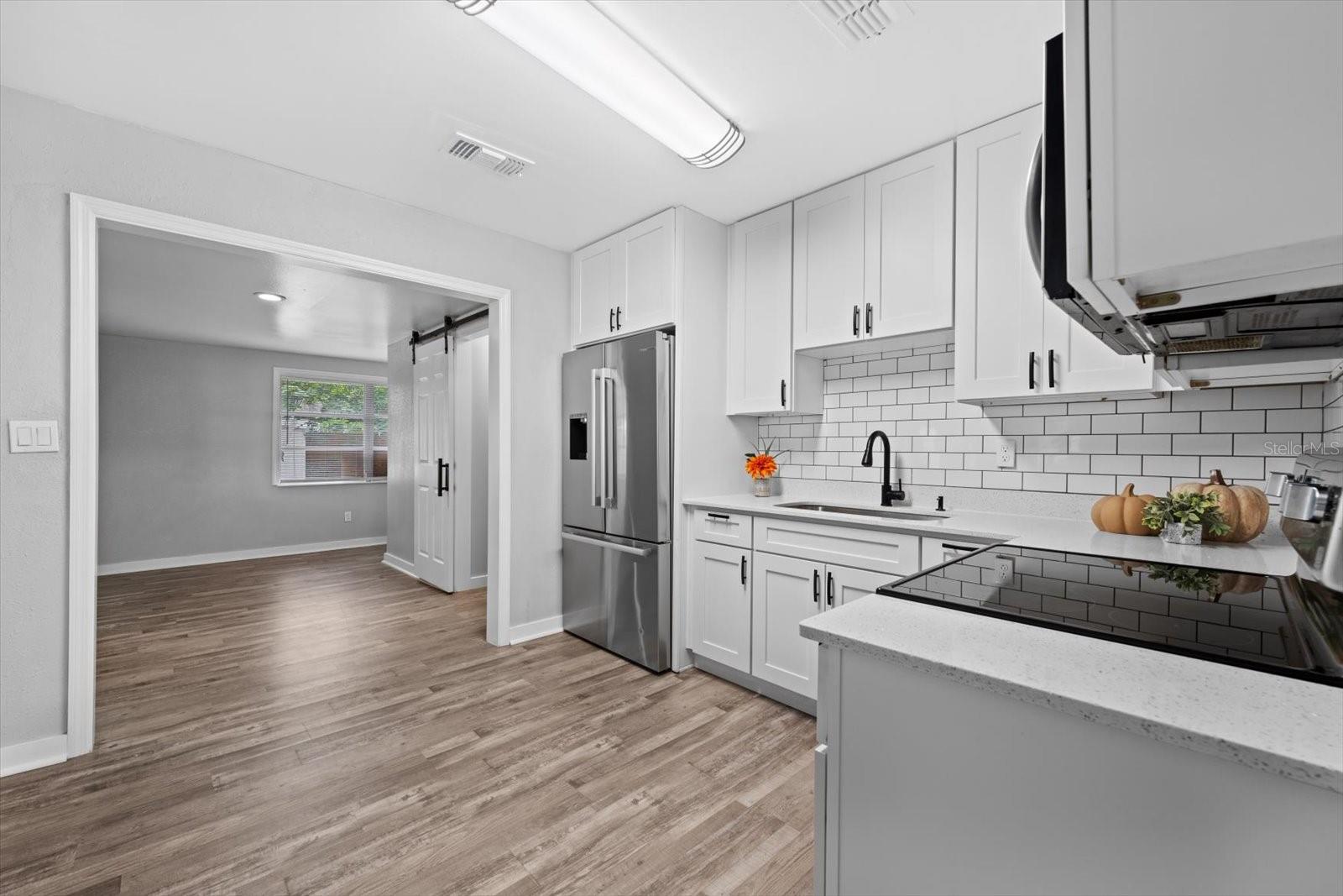 305 E BOUGAINVILLEA AVE — photo 9