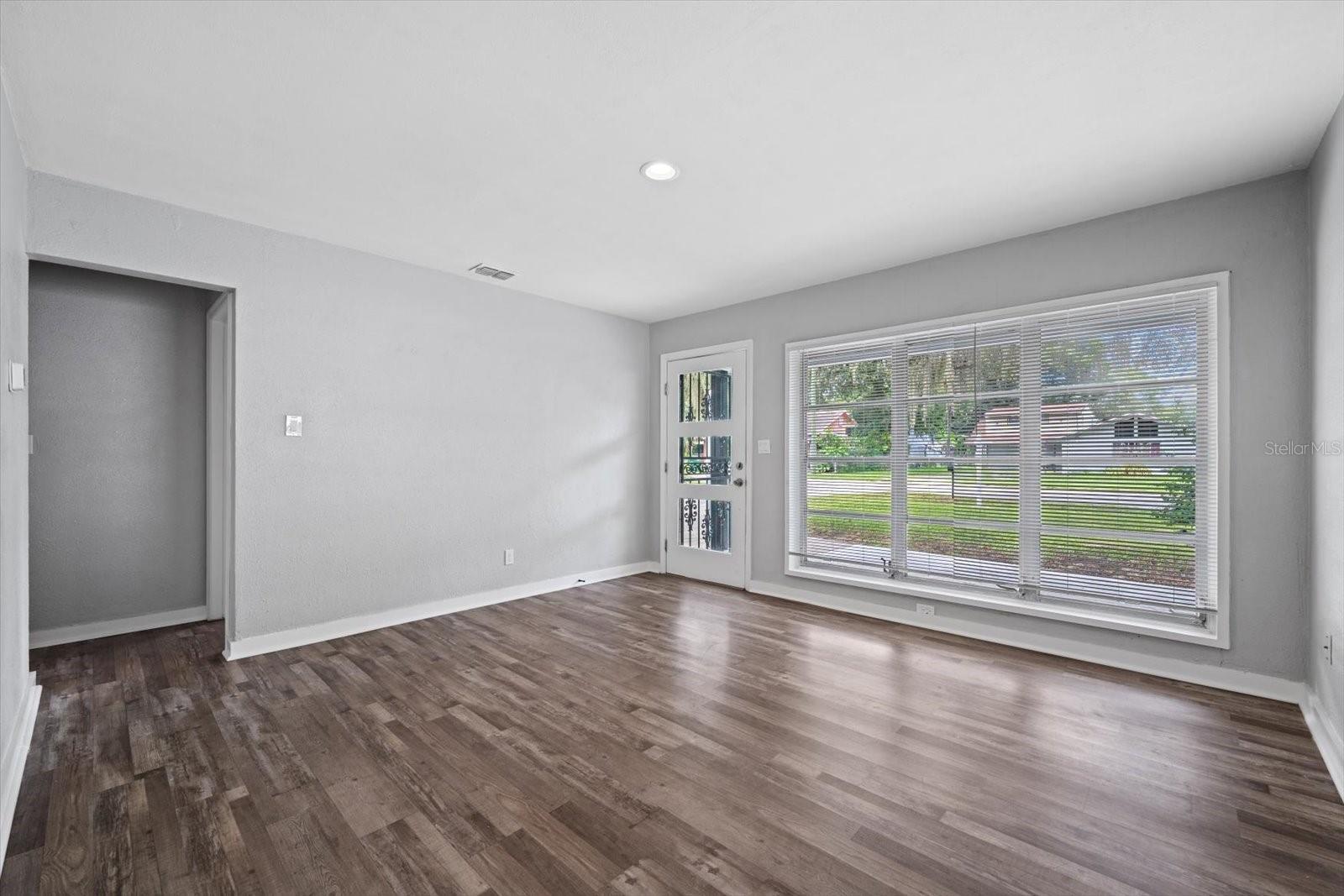 305 E BOUGAINVILLEA AVE — photo 3