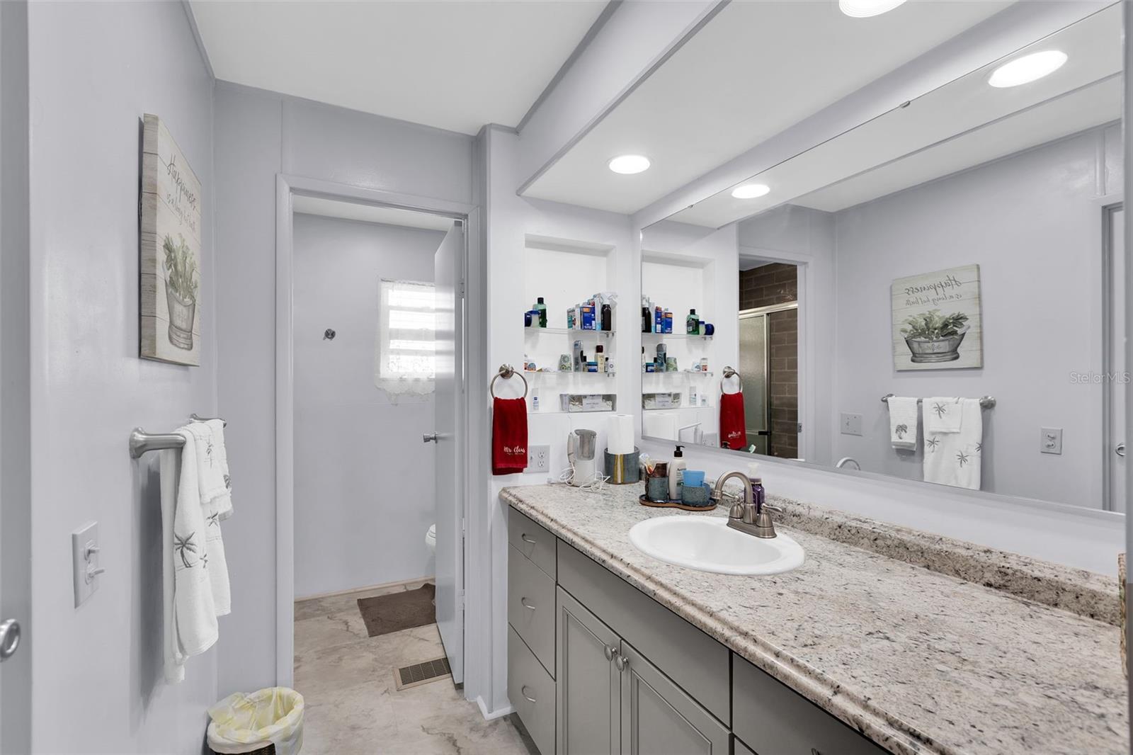 220 LA ROSAS — photo 20