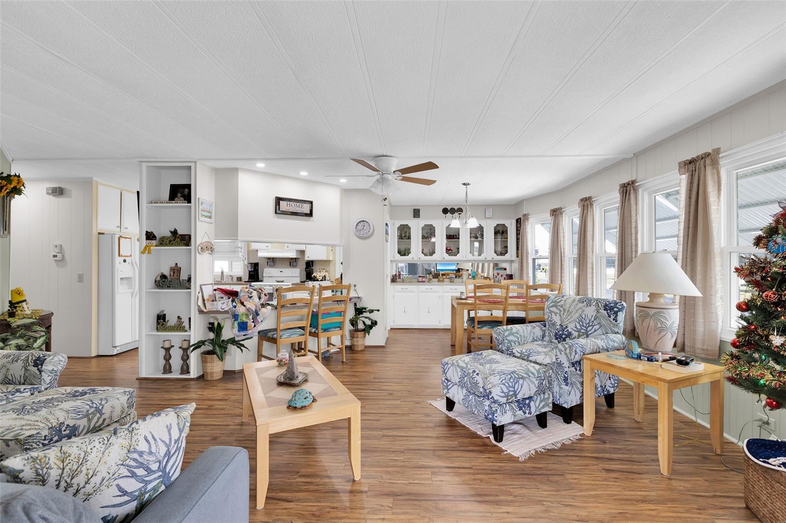 220 LA ROSAS — photo 12