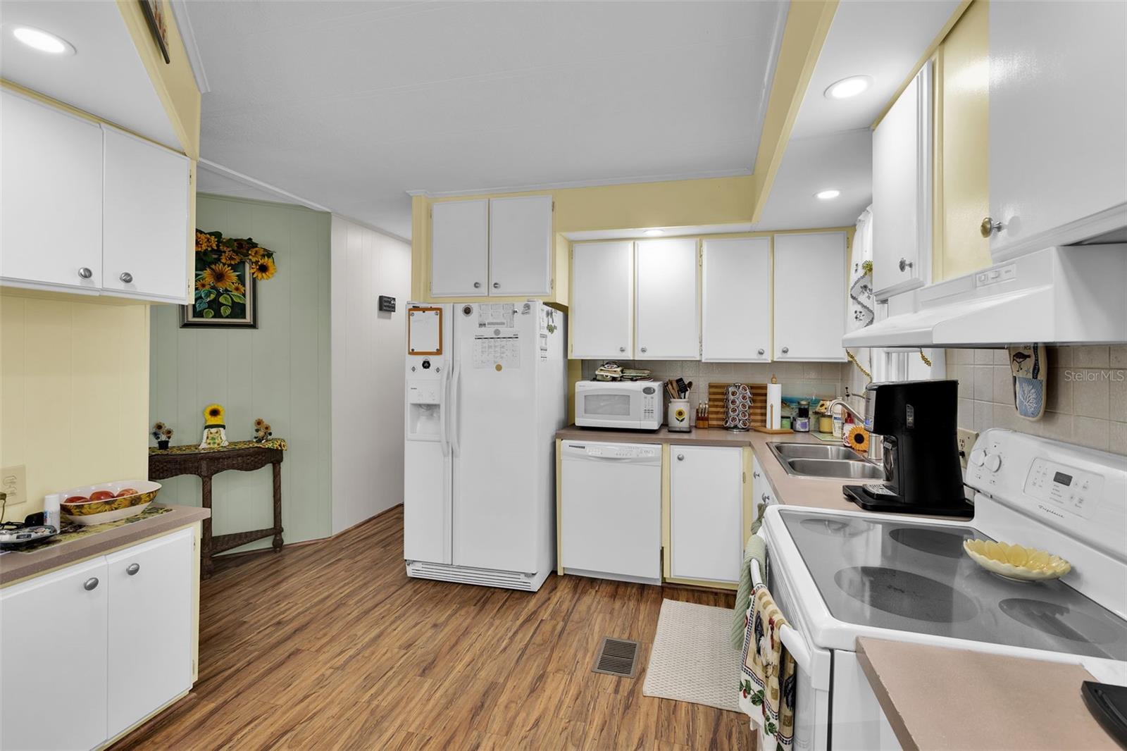 220 LA ROSAS — photo 7