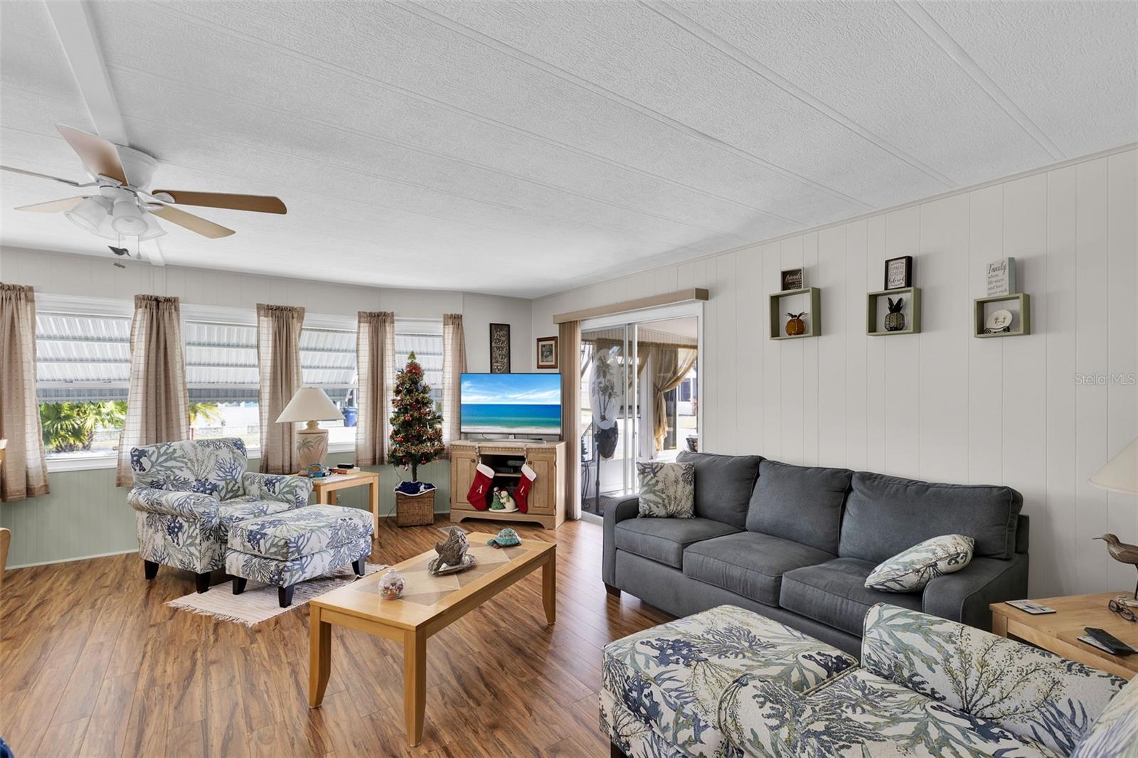 220 LA ROSAS — photo 11