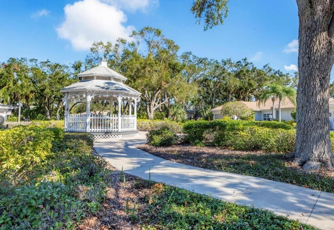 2960 SANDRINGHAM PL — photo 33