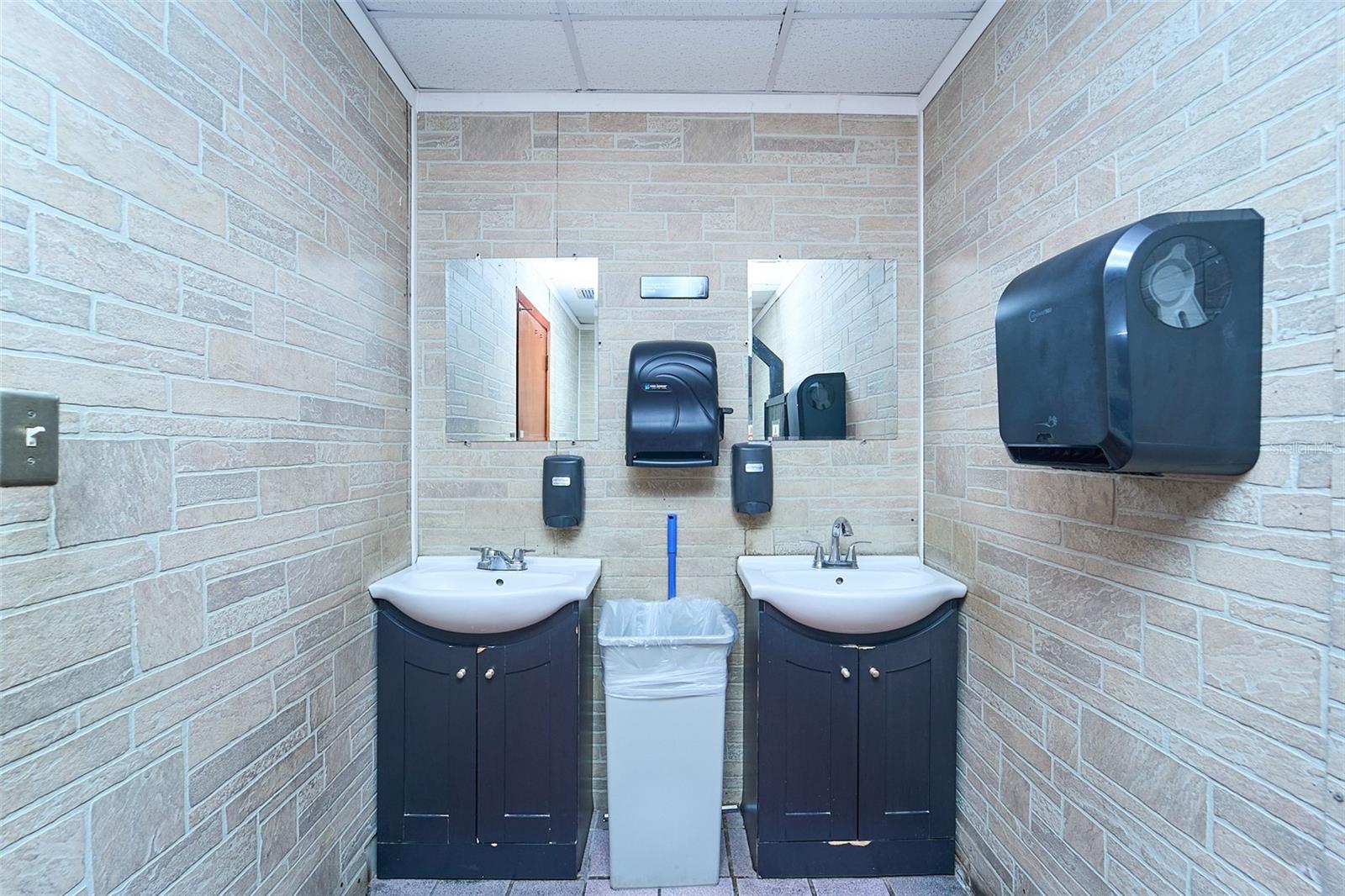 706 E BRANDON BLVD — photo 18