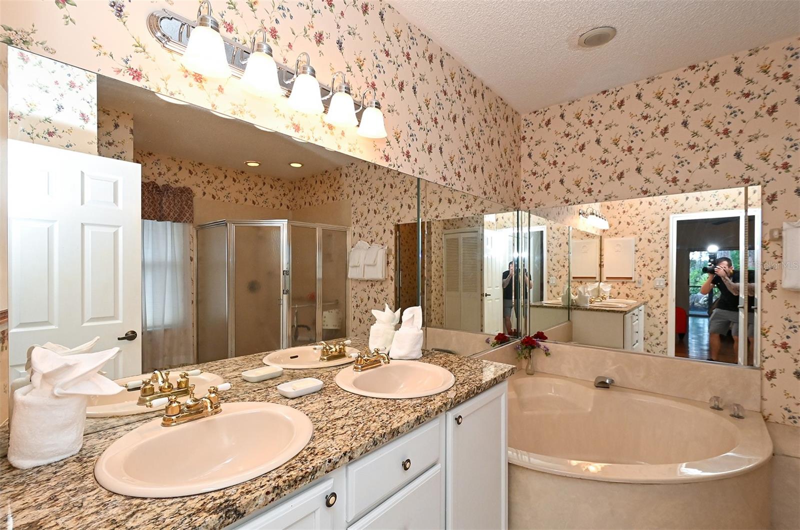 3866 SURREY CT — photo 28