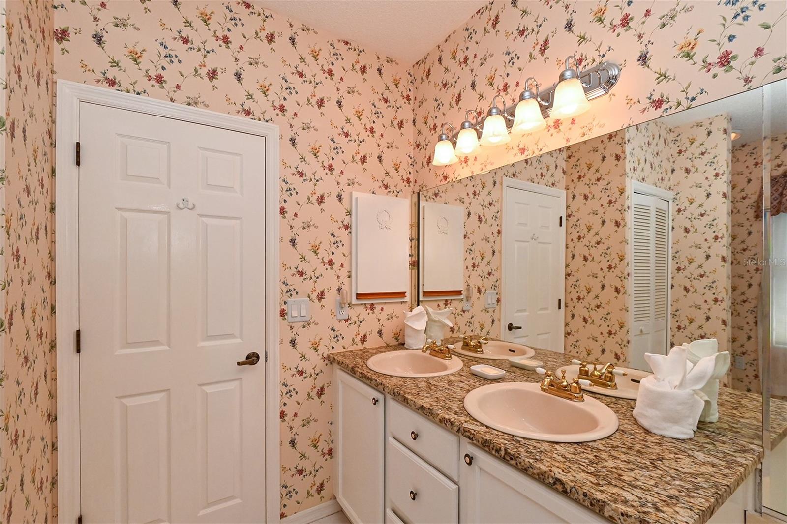 3866 SURREY CT — photo 29
