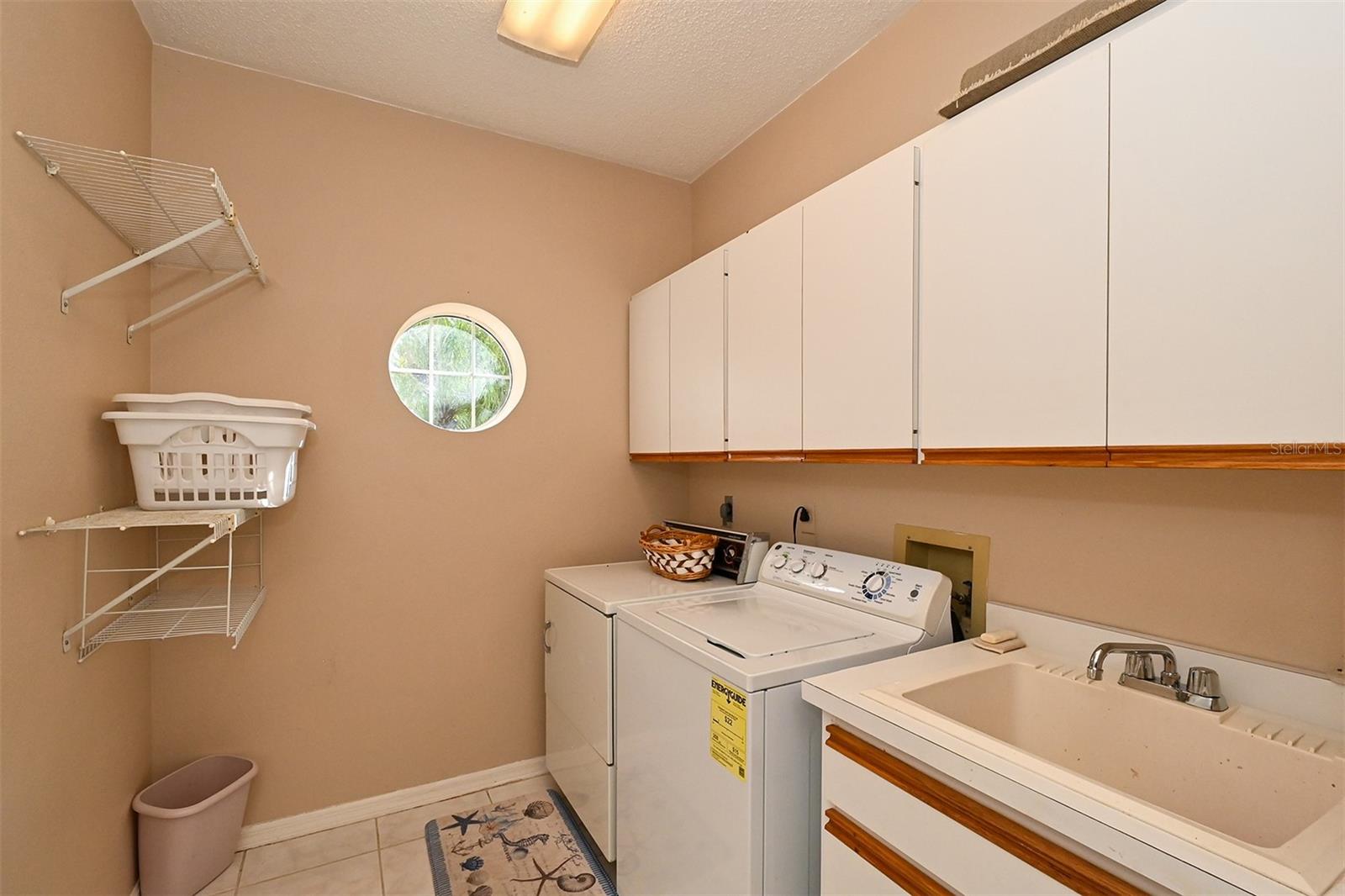 3866 SURREY CT — photo 40