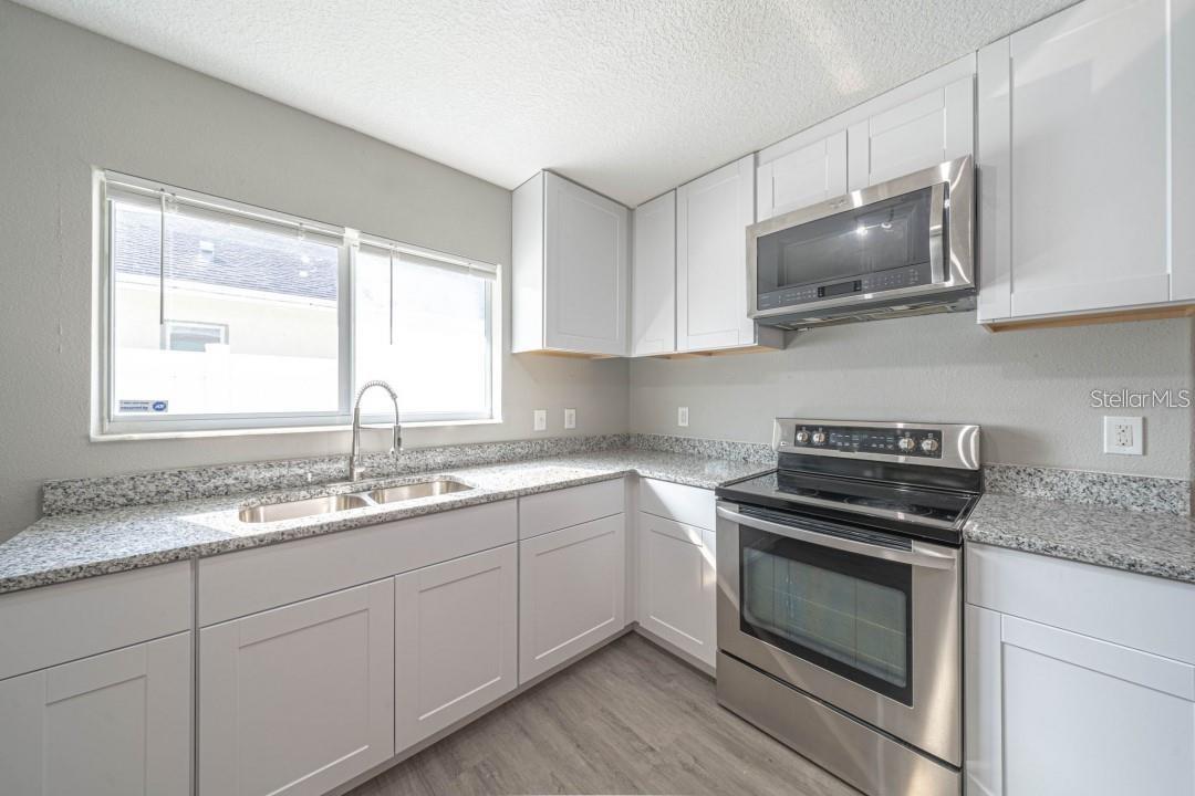 2025 PEACEFUL PALM ST — photo 3