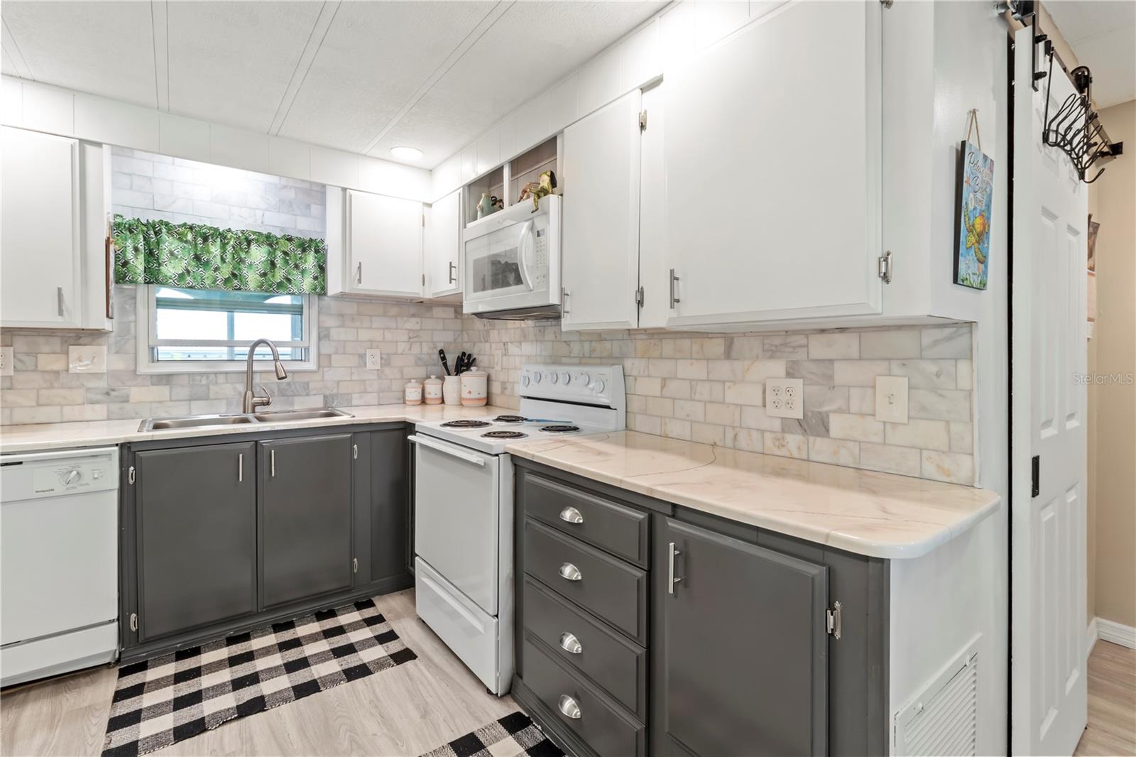 214 LEISURE WAY — photo 8