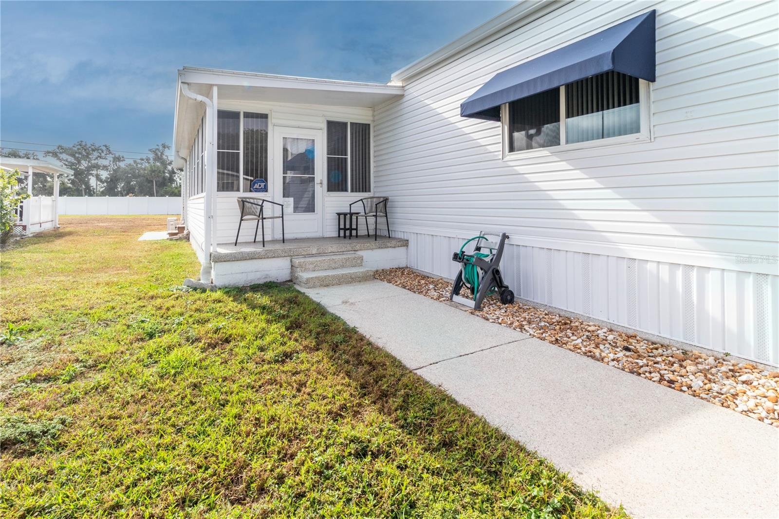214 LEISURE WAY — photo 3
