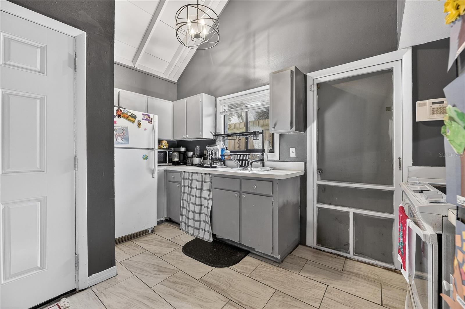 5601 ASHLEY OAKS DR #6 — photo 4