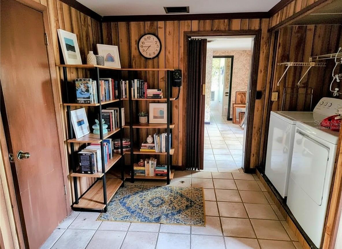 286 SHAMROCK DR — photo 18