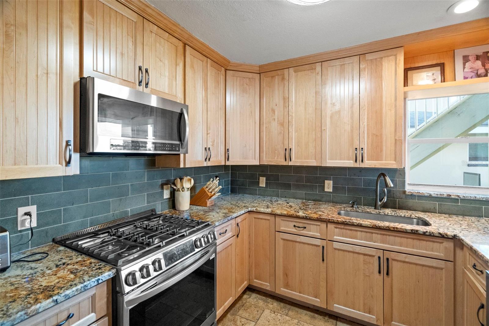 2288 EDYTHE DR — photo 10
