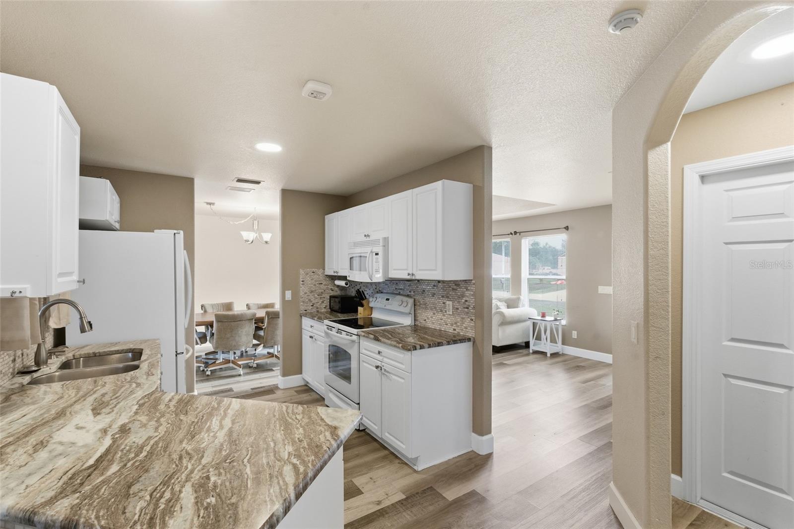4409 KENOSKA ST — photo 10