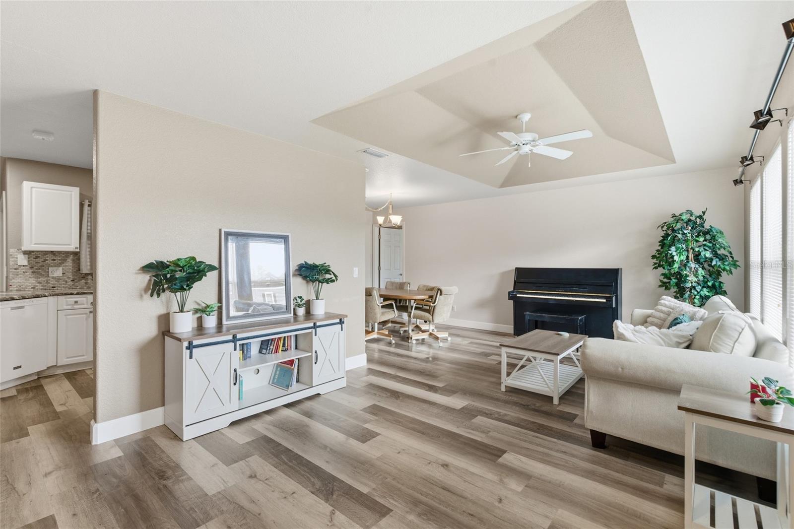 4409 KENOSKA ST — photo 3