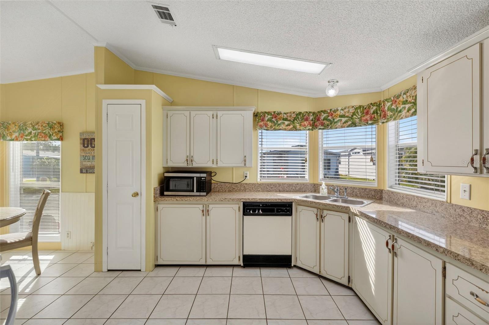 512 LA PLAYA CIR — photo 9