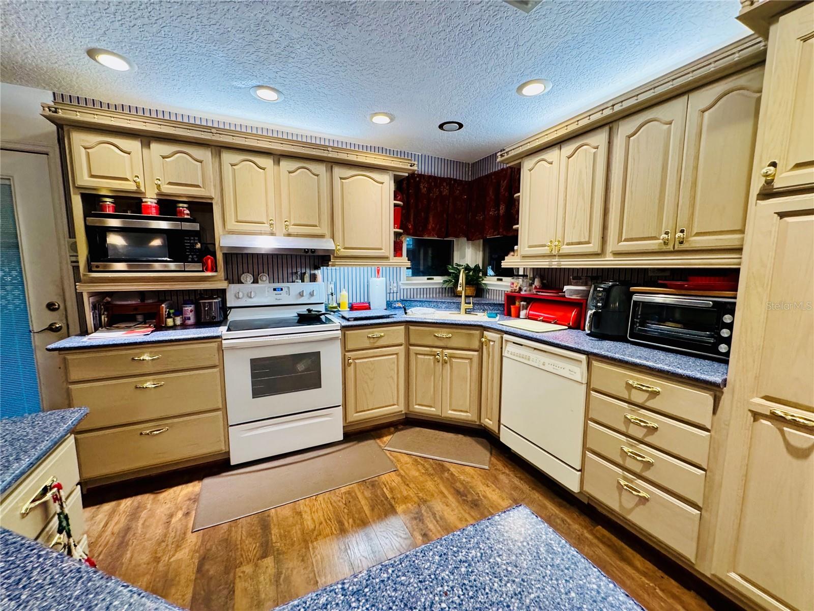17725 POWERLINE RD — photo 23