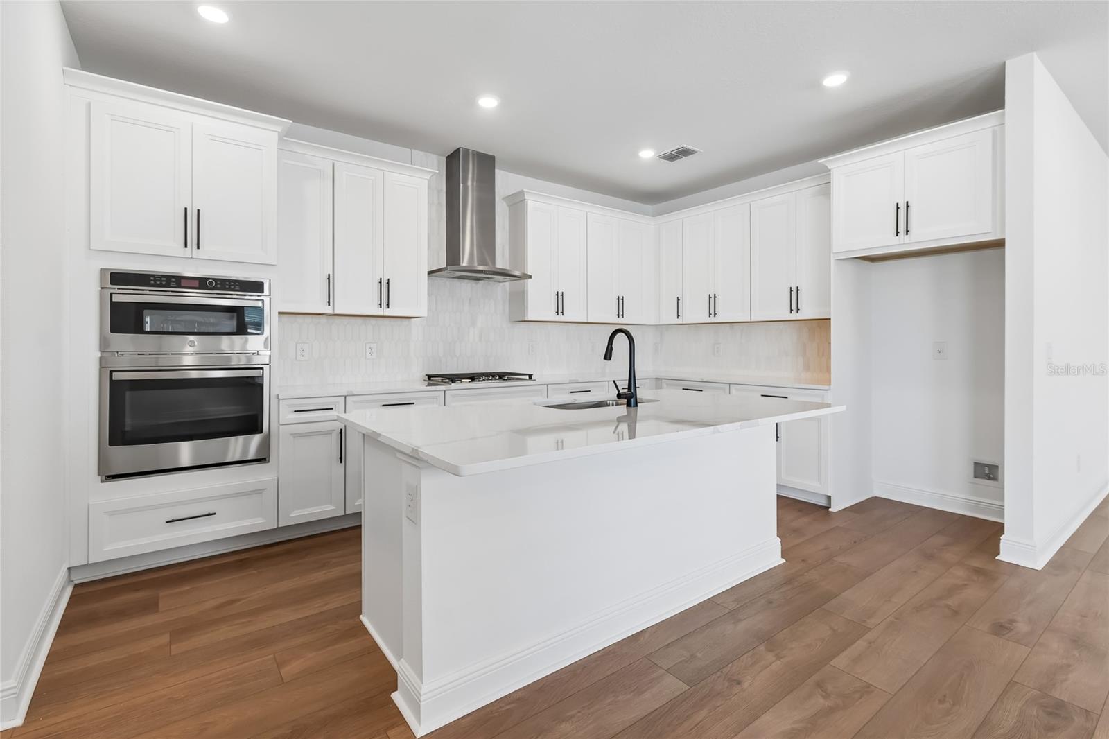 8111 SEAFLOWER PKWY — photo 5