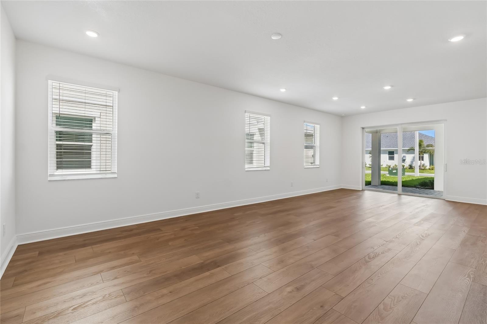 8111 SEAFLOWER PKWY — photo 14