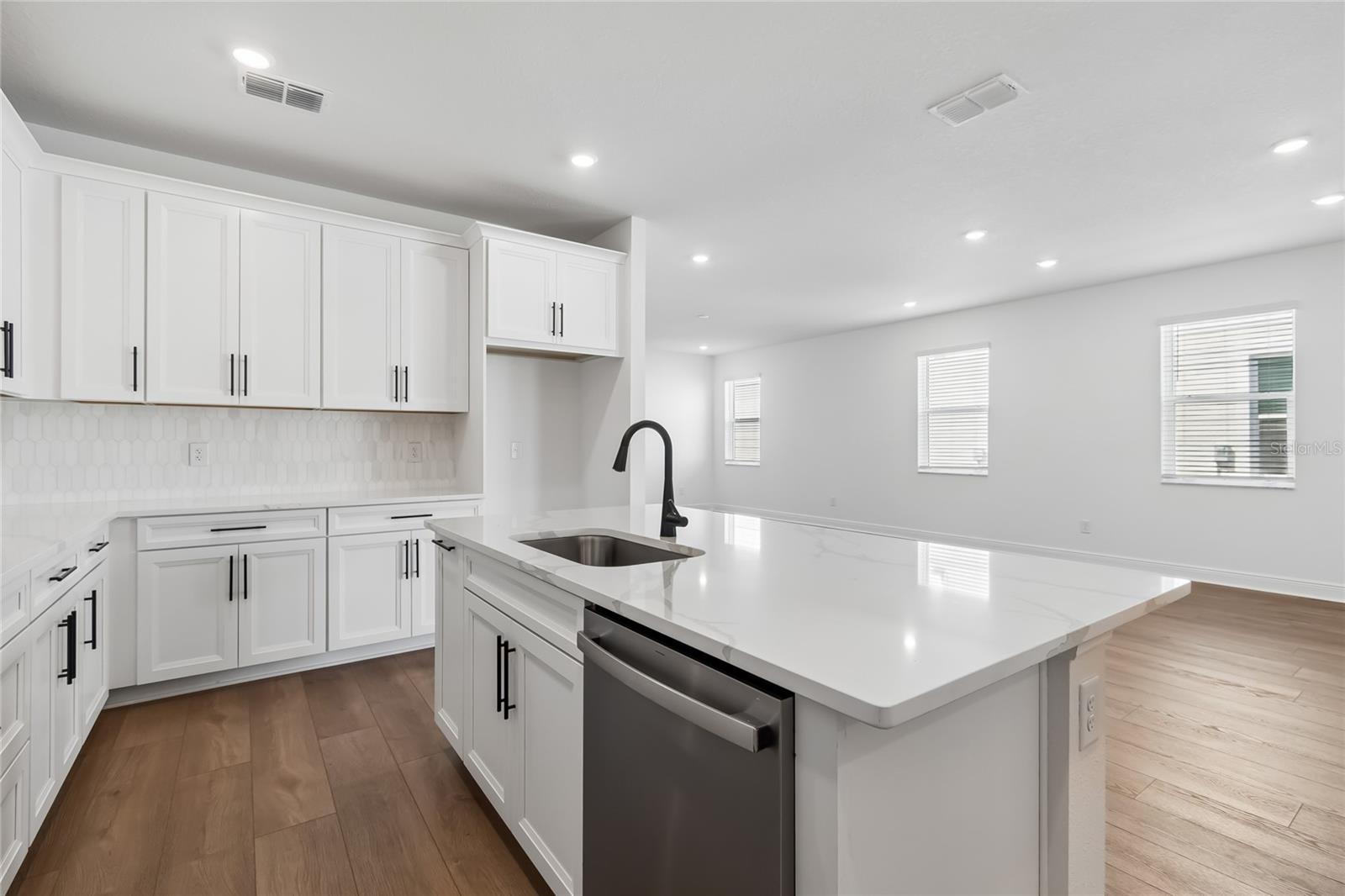 8111 SEAFLOWER PKWY — photo 9