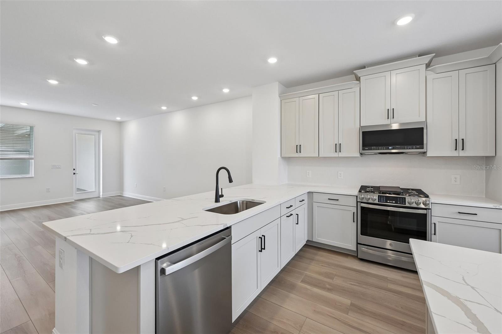 8229 SEAFLOWER PKWY — photo 5