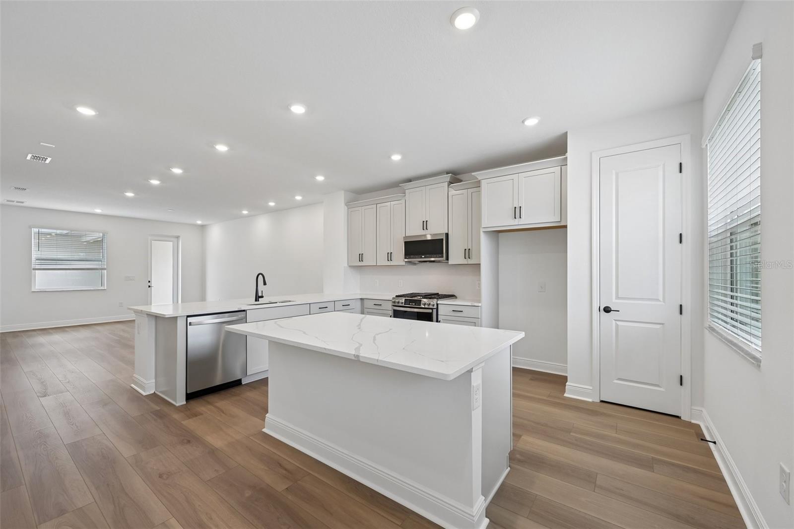 8229 SEAFLOWER PKWY — photo 2
