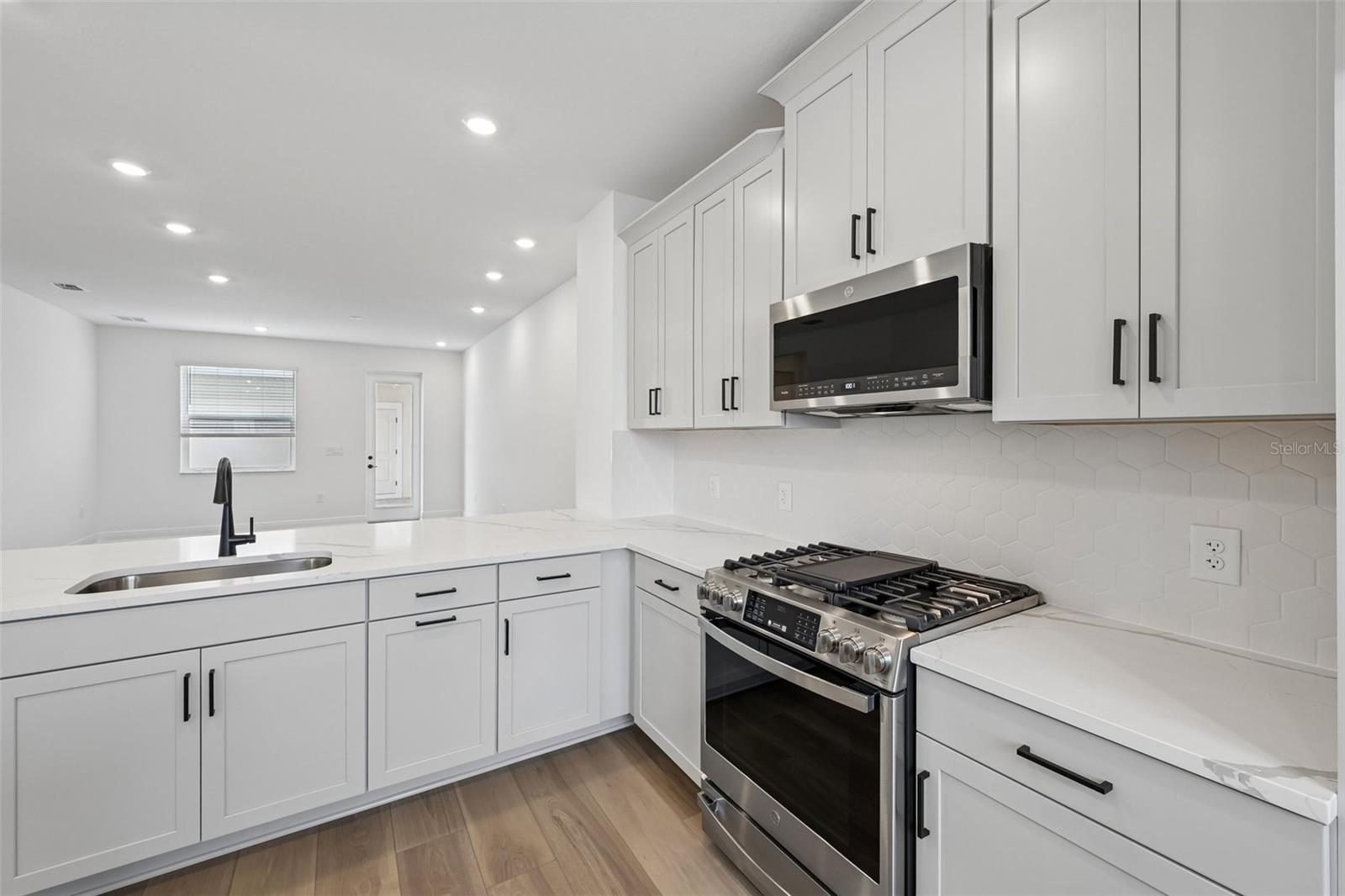 8229 SEAFLOWER PKWY — photo 4