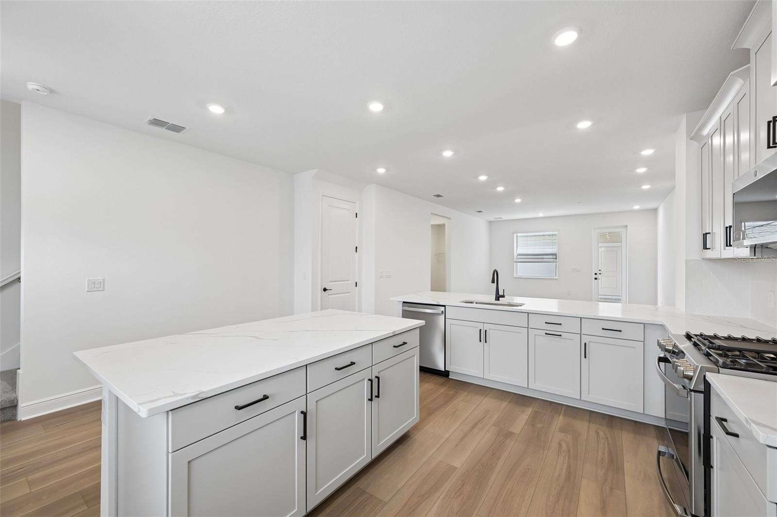 8229 SEAFLOWER PKWY — photo 3