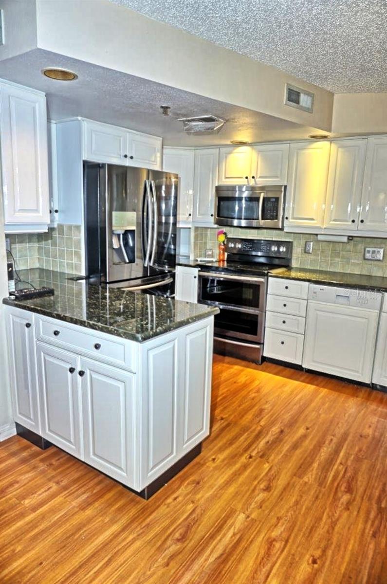2051 VISTA DEL SOL CIR #201 — photo 6