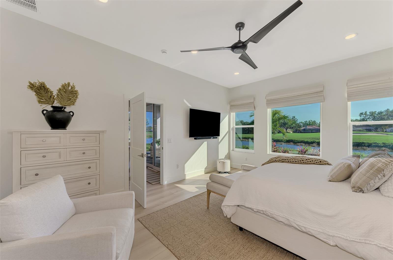 561 FALLBROOK DR — photo 29