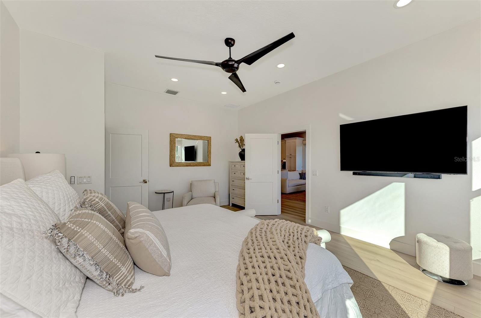 561 FALLBROOK DR — photo 31