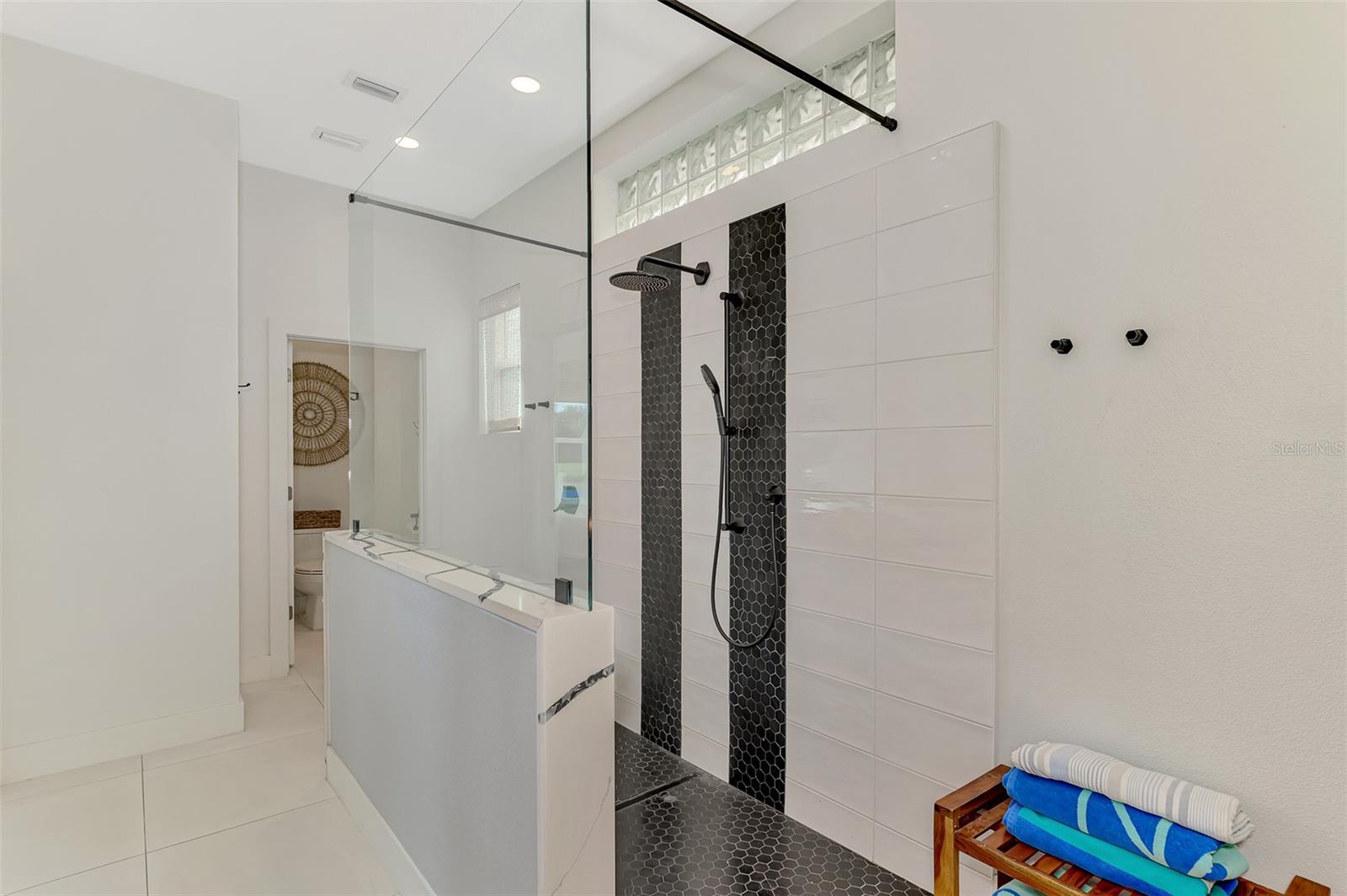 561 FALLBROOK DR — photo 34