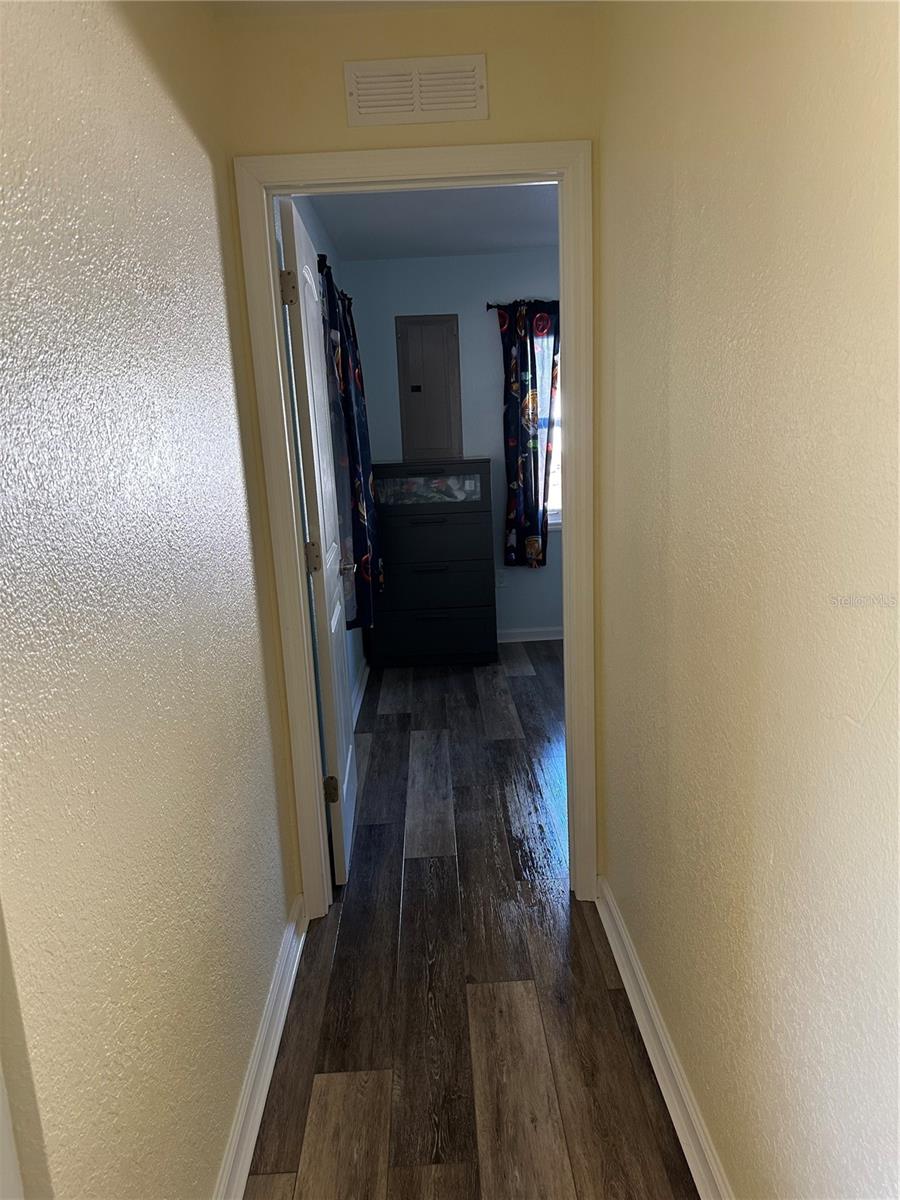 1181 LARCHMONT DR — photo 32