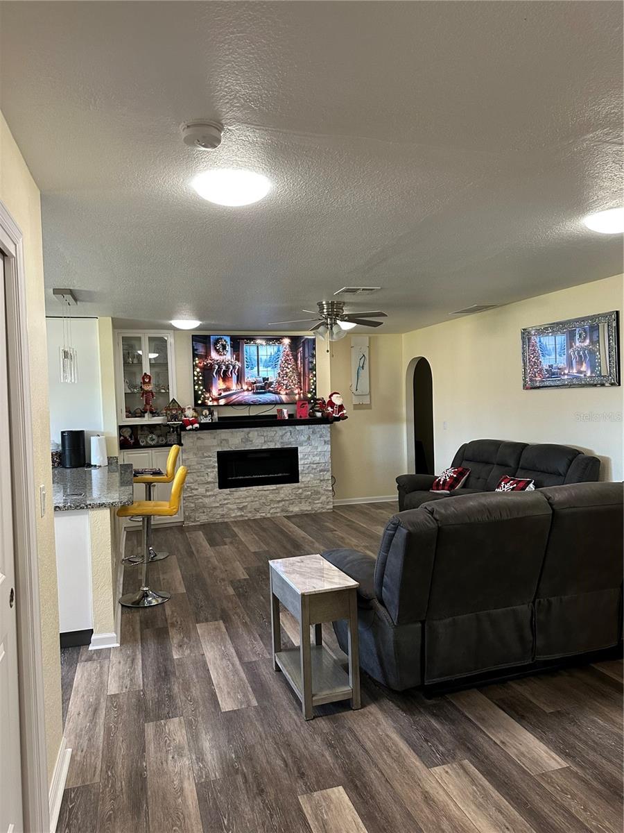 1181 LARCHMONT DR — photo 48
