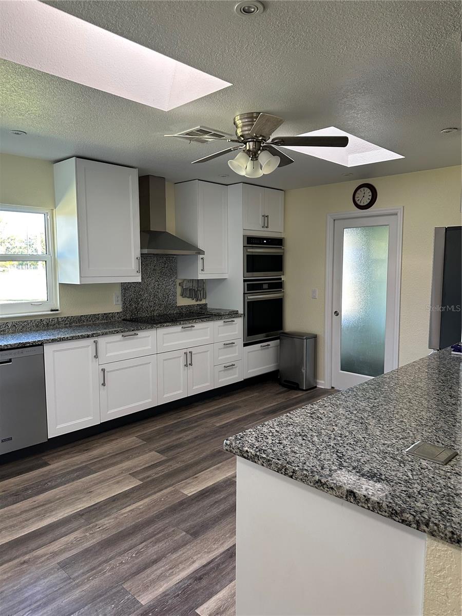 1181 LARCHMONT DR — photo 43