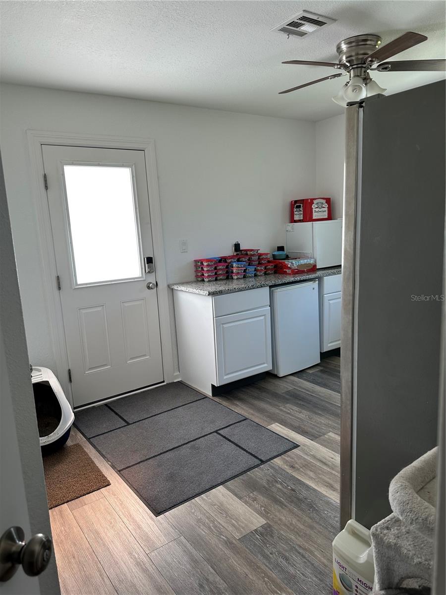1181 LARCHMONT DR — photo 38