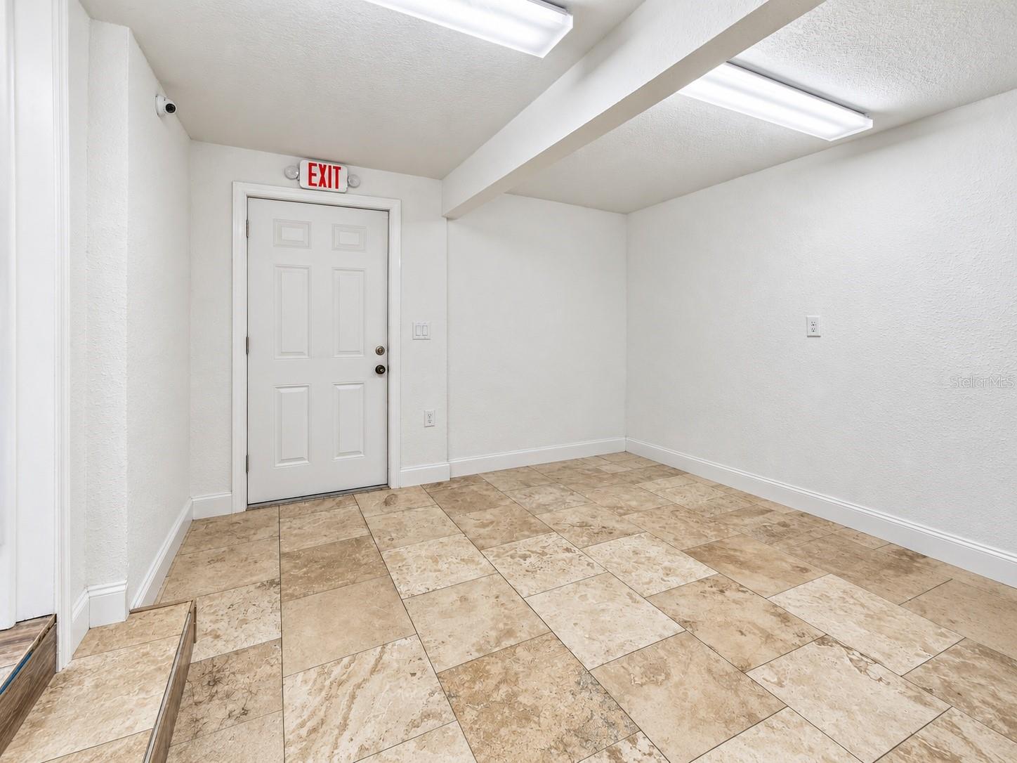 109 E ROBERTSON ST — photo 12