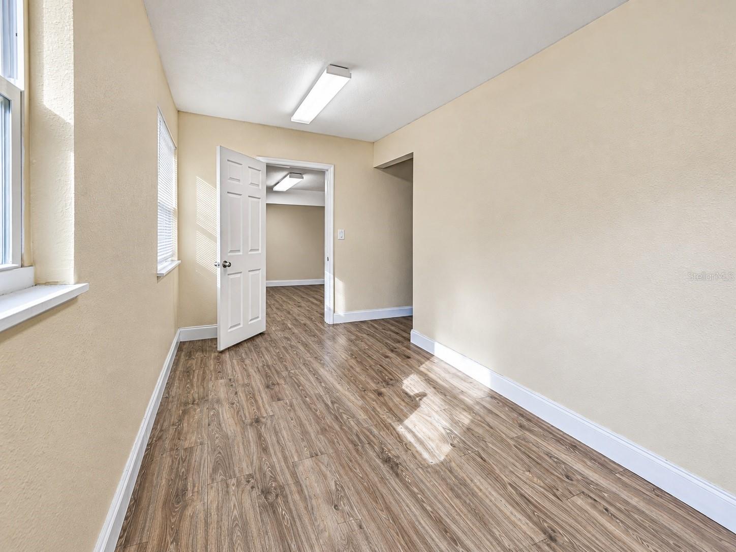 109 E ROBERTSON ST — photo 7