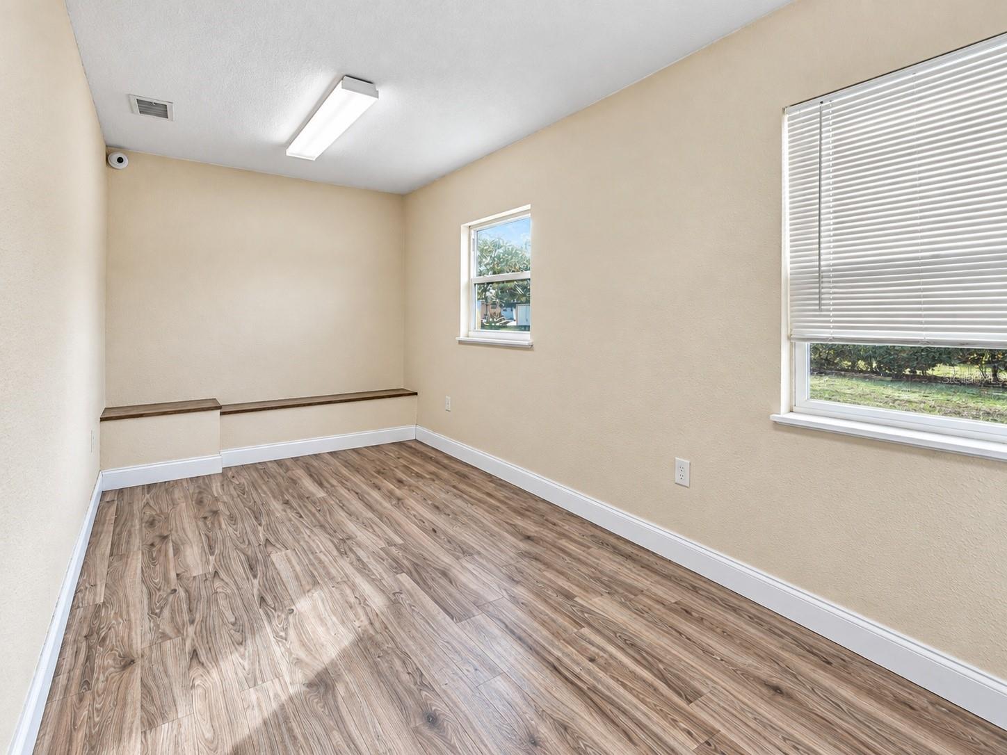 109 E ROBERTSON ST — photo 6